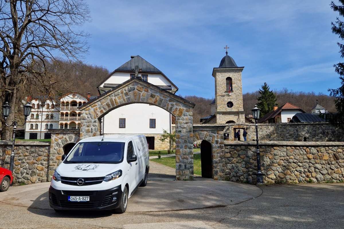 Naše vozilo ispred manastira
